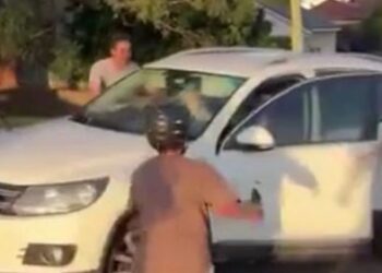 В Сиднее, предположительно, в результате ДТП с участием 15-летнего подростка, скрывшегося с места происшествия, пострадал полицейский, находившийся не при исполнении служебных обязанностей.