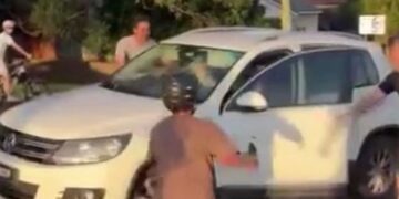 В Сиднее, предположительно, в результате ДТП с участием 15-летнего подростка, скрывшегося с места происшествия, пострадал полицейский, находившийся не при исполнении служебных обязанностей.