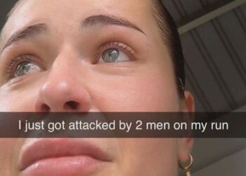 Жительницу Брисбена плюнули и оскорбили водители электросамокатов во время дерзкого нападения.