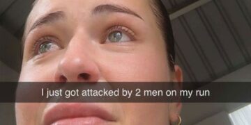 Жительницу Брисбена плюнули и оскорбили водители электросамокатов во время дерзкого нападения.