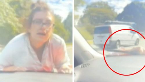 Автомобиль резко сворачивает с дороги, пытаясь избавиться от женщины, цепляющейся за капот.