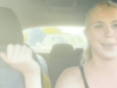 Автомобиль резко сворачивает с дороги, пытаясь избавиться от женщины, цепляющейся за капот.