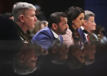 Перемирие находится под угрозой, поскольку Израиль расширяет удары по Ливану, а Иран вновь закрывает пролив. Перемирие находится под угрозой, поскольку Израиль расширяет удары по Ливану, а Иран вновь закрывает пролив.