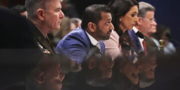 Перемирие находится под угрозой, поскольку Израиль расширяет удары по Ливану, а Иран вновь закрывает пролив.