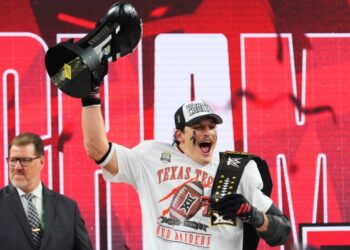 В результате утечки химикатов на заводе в Западной Вирджинии погибли 2 человека, еще 30 были госпитализированы, сообщили официальные лица.