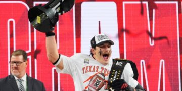 В результате утечки химикатов на заводе в Западной Вирджинии погибли 2 человека, еще 30 были госпитализированы, сообщили официальные лица.