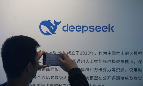 Китайский стартап в сфере искусственного интеллекта DeepSeek выпустил новую модель. Произведет ли она такой же фурор, как в прошлом году?