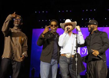 Коди Джонсон вывел группу Boyz II Men на сцену для исполнения песни 'On Bended Knee' на фестивале Stagecoach 2026.