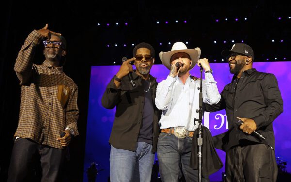 Коди Джонсон вывел группу Boyz II Men на сцену для исполнения песни 'On Bended Knee' на фестивале Stagecoach 2026.