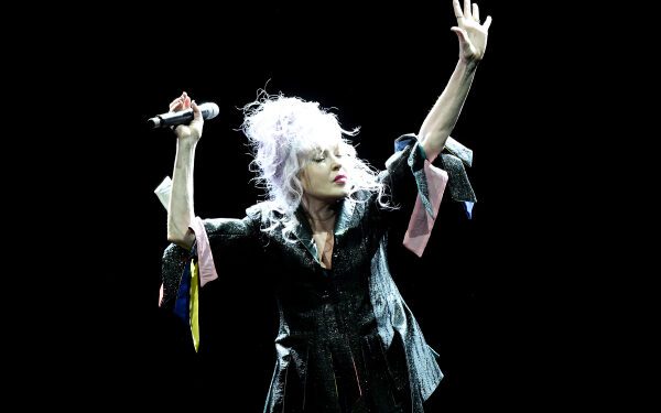 Синди Лопер осудила человека, выкрикивавшего оскорбления в толпе на открытии концерта в Вегасе: «Пожалуйста, помните, где вы находитесь, хорошо?»