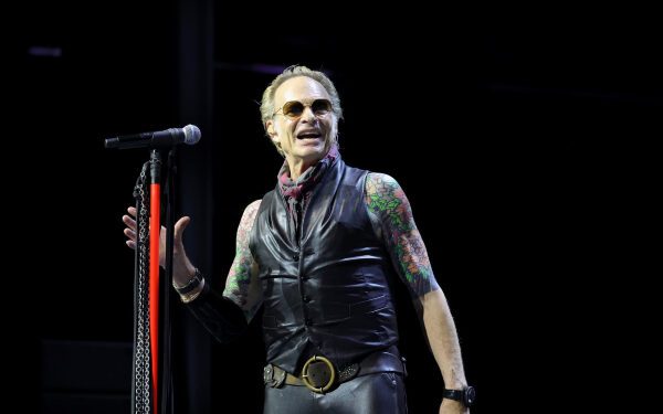 Дэвид Ли Рот присоединился к Тедди Свингу на фестивале Stagecoach для участия в проекте «Jump».