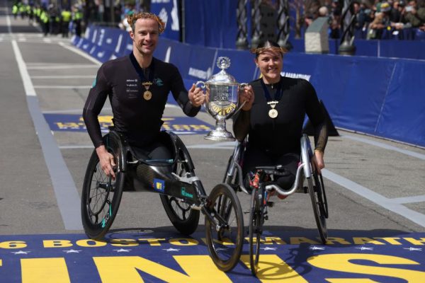 Действующий чемпион Джон Корир побил рекорд Бостонского марафона, а Шарон Локеди также повторила свой результат.