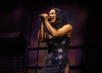 Деми Ловато объяснила, как ностальгия по каналу Disney Channel «определенно» помогла ей вновь сблизиться с Селеной Гомес и Джо Джонасом.