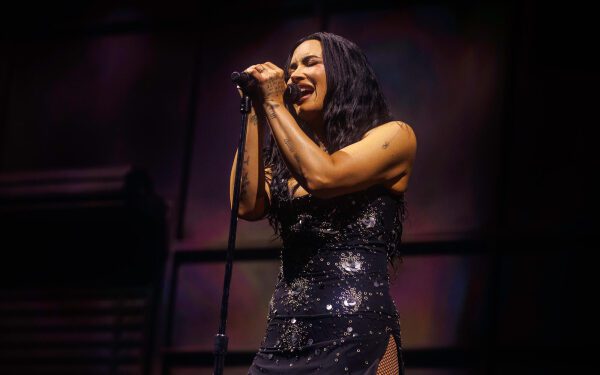 Деми Ловато объяснила, как ностальгия по каналу Disney Channel «определенно» помогла ей вновь сблизиться с Селеной Гомес и Джо Джонасом.