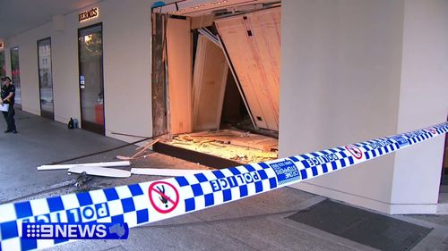 Магазин дизайнерской одежды был ограблен на автомобиле Mercedes с целью кражи сумок на тысячи долларов.