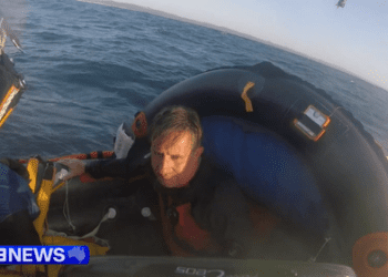 Водолазы провели 24 часа, дрейфуя в море после того, как их унесло от лодки.