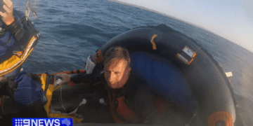 Водолазы провели 24 часа, дрейфуя в море после того, как их унесло от лодки.