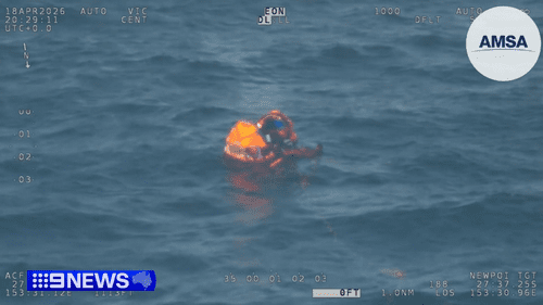 Водолазы провели 24 часа, дрейфуя в море после того, как их унесло от лодки.