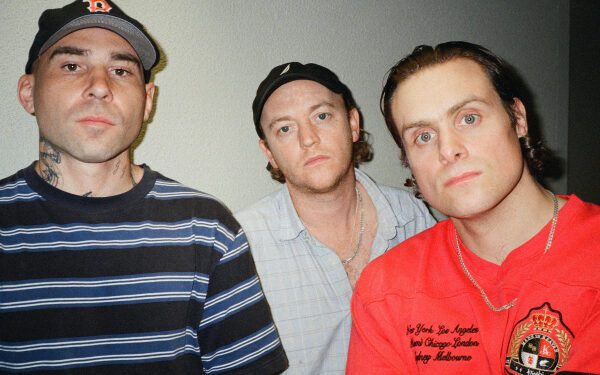 DMA'S выходят на крупный лейбл с новым одноименным альбомом.