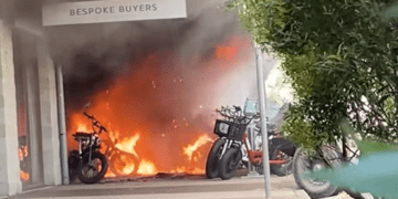 В Байрон-Бей сгорел магазин электровелосипедов.