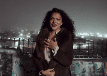 Поклонники выбрали песню Софии Д'Анджело «Time» в качестве своей любимой новой композиции этой недели. Поклонники выбрали песню Софии Д'Анджело «Time» в качестве своей любимой новой композиции этой недели.