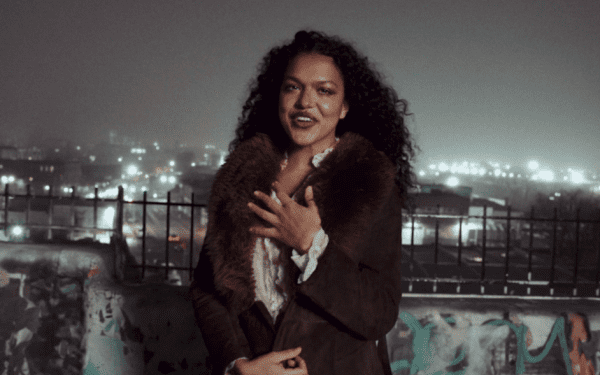 Поклонники выбрали песню Софии Д'Анджело «Time» в качестве своей любимой новой композиции этой недели. Поклонники выбрали песню Софии Д'Анджело «Time» в качестве своей любимой новой композиции этой недели.