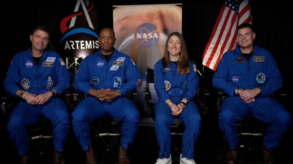 Пять секунд свободного падения: астронавты рассказывают об исторической лунной миссии и захватывающем возвращении на Землю.