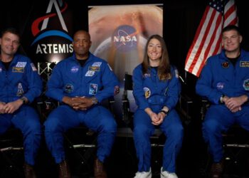 Пять секунд свободного падения: астронавты рассказывают об исторической лунной миссии и захватывающем возвращении на Землю.