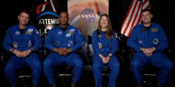 Пять секунд свободного падения: астронавты рассказывают об исторической лунной миссии и захватывающем возвращении на Землю.