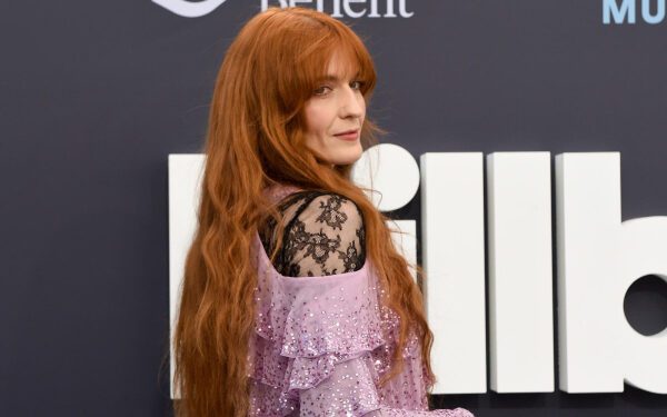 Группа Florence + the Machine сотрудничает с организацией Planned Parenthood в рамках своего турне на фоне «борьбы не на жизнь, а на смерть» за право на аборт.