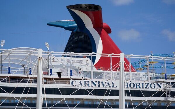 Подростку из Флориды предъявлено обвинение в сексуальном насилии и убийстве сводной сестры Анны Кепнер на круизном лайнере. Подростку из Флориды предъявлено обвинение в сексуальном насилии и убийстве сводной сестры Анны Кепнер на круизном лайнере.