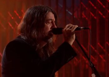 Группа Foo Fighters представила свои песни «Caught in the Echo» и «Child Actor» в прямом эфире британского шоу «SNL».