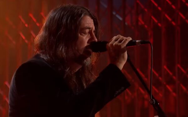 Группа Foo Fighters представила свои песни «Caught in the Echo» и «Child Actor» в прямом эфире британского шоу «SNL».