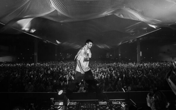 Фред снова... Он не рекомендовал пользоваться телефонами во время своего тура USB002, а теперь раздает фотографии и видео с забега.