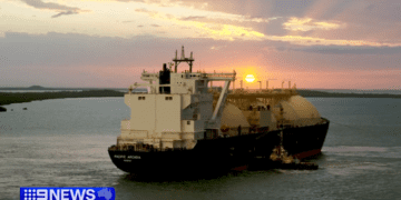 Сенат заявил, что налог на бензин принесет Австралии 17 миллиардов долларов и снизит внутренние цены.