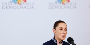 Вооруженный мужчина расстрелял нескольких туристов у исторических пирамид в Мексике, убив канадца.