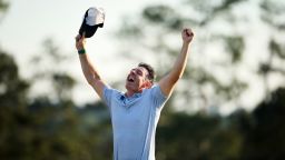 Мужество, гримасы и слава: в воскресенье на поле для гольфа Augusta National в полной мере ощутили на себе все прелести игры Рори Макилроя.