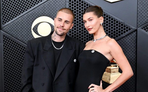 Хейли Бибер поделилась семейными моментами с дебютного выступления Джастина Бибера в качестве хедлайнера на фестивале Coachella. Хейли Бибер поделилась семейными моментами с дебютного выступления Джастина Бибера в качестве хедлайнера на фестивале Coachella.