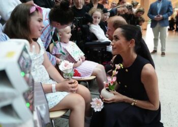 Гарри и Меган посетили детскую больницу в рамках первого визита в Австралию. Гарри и Меган посетили детскую больницу в рамках первого визита в Австралию.