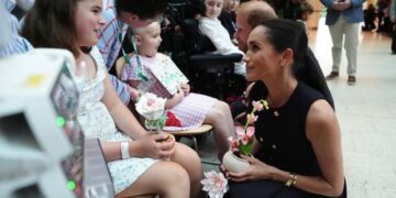 Гарри и Меган посетили детскую больницу в рамках первого визита в Австралию.