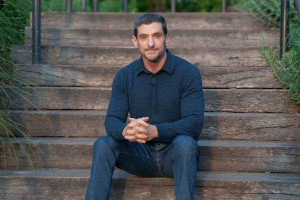 Он научил миллионы людей нездоровым привязанностям. Теперь он хочет помочь вам обрести уверенность в себе.