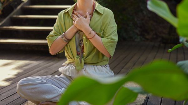 Он научил миллионы людей нездоровым привязанностям. Теперь он хочет помочь вам обрести уверенность в себе.