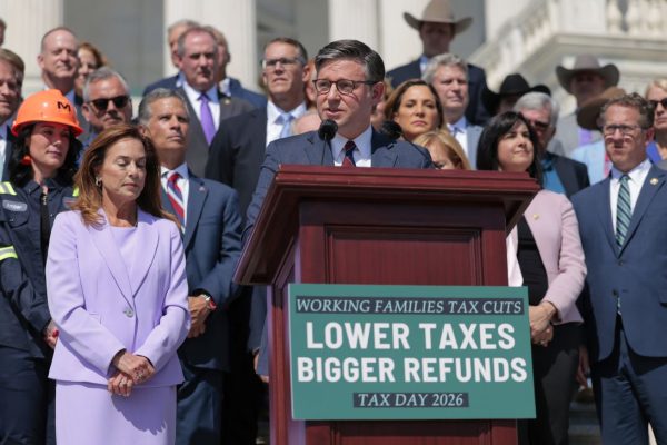 Высокие цены на бензин стали еще одним тревожным сигналом для республиканцев на промежуточных выборах.