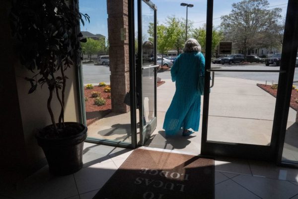 Как сварливая прабабушка, постоянно публикующая мемы, втянула Вирджинию в конфликт, который может определить исход промежуточных выборов.