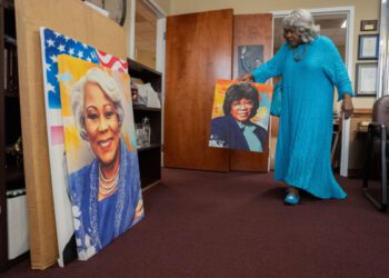 Как сварливая прабабушка, постоянно публикующая мемы, втянула Вирджинию в конфликт, который может определить исход промежуточных выборов.