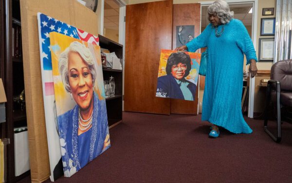 Как сварливая прабабушка, постоянно публикующая мемы, втянула Вирджинию в конфликт, который может определить исход промежуточных выборов. Как сварливая прабабушка, постоянно публикующая мемы, втянула Вирджинию в конфликт, который может определить исход промежуточных выборов.