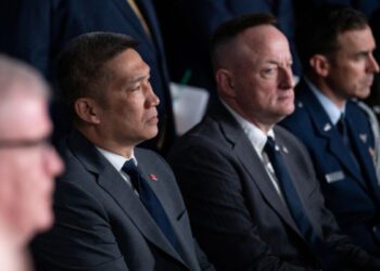 Хунг Као заявил, что армия должна быть наполнена «альфа-самцами и альфа-самками». Сейчас он исполняет обязанности министра военно-морских сил в администрации Трампа.