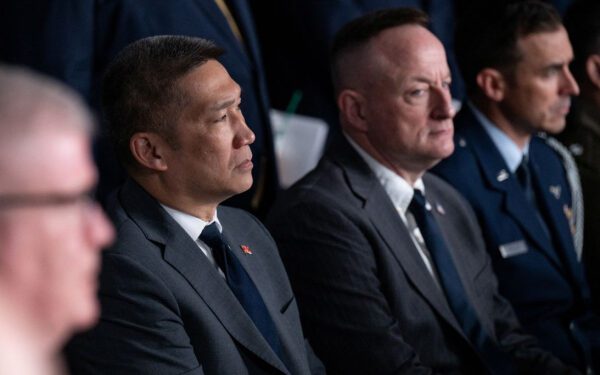 Хунг Као заявил, что армия должна быть наполнена «альфа-самцами и альфа-самками». Сейчас он исполняет обязанности министра военно-морских сил в администрации Трампа.