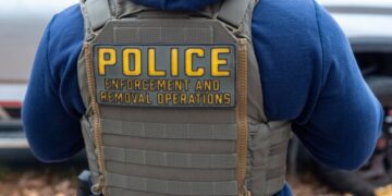 Иммиграционная и таможенная служба США (ICE) развернула масштабную кампанию по набору персонала. Как показало расследование AP, наличие безупречной репутации не требовалось.