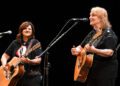 Эмили Салиерс из группы Indigo Girls рассказала о диагнозах: шейная дистония и эссенциальный тремор: «Мой голос уже не будет таким, как раньше».
